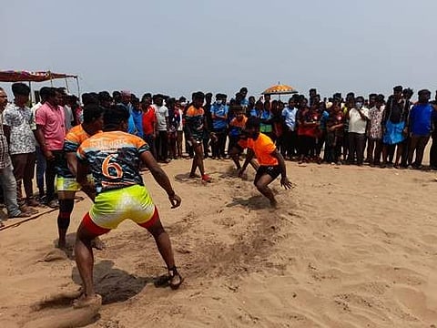 கடலூர் தேவனாம்பட்டினம் வெள்ளி கடற்கரையில் நடைபெற்று வரும் கடற்கரை விளையாட்டு போட்டிகள்.