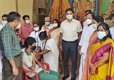 12 - 14 வயதுக்குட்பட்ட மாணவா்களுக்கு கரோனா தடுப்பூசி செலுத்தும் பணியை தொடக்கிவைத்த வேலூா் ஆட்சியா் பெ.குமாரவேல் பாண்டியன்.