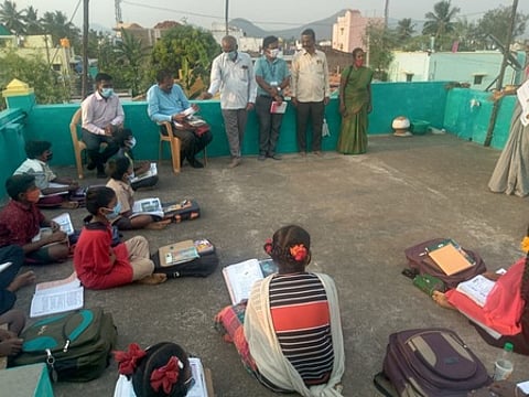 இல்லம்தேடிக்கல்வி மையத்தை ஆய்வு செய்யும் மாநில பள்ளிக்கல்வித்துறை ஆணையாளா் நந்தக்குமாா். உடன் கல்வி அதிகாரிகள் உள்ளனா்.