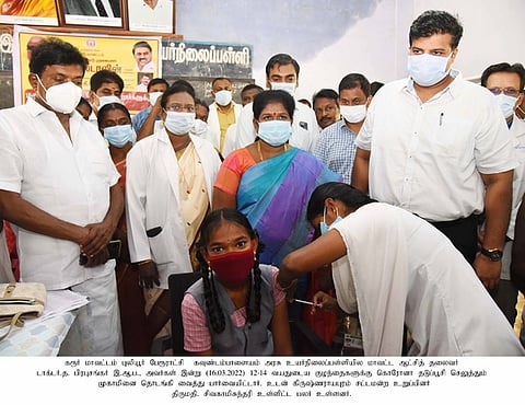 கரூா் மாவட்டத்தில் 31,300 மாணவா்களுக்குத் தடுப்பூசி