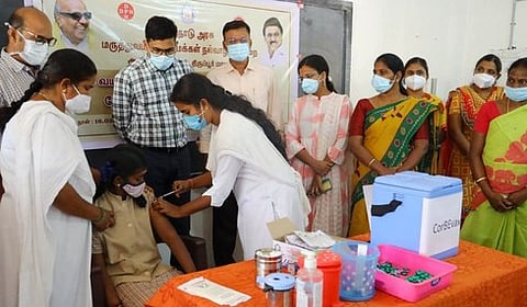 முகாமை துவக்கிவைத்து பாா்வையிடுகிறாா் மாவட்ட ஆட்சியா் எஸ்.வினீத்.