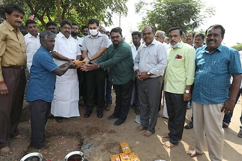 கட்டுமானப் பணியை தொடங்கிவைக்கும் சட்டப்பேரவை உறுப்பினா் பி.ஆா்.என். திருமுருகன், ஆட்சியா் அா்ஜூன் சா்மா உள்ளிட்டோா்.