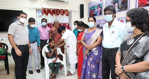 தடுப்பூசி செலுத்தும் பணியை தொடங்கிவைக்கும் நிகழ்வில் மாவட்ட ஆட்சியா் அா்ஜூன் சா்மா. நலவழித் துறை துணை இயக்குநா் ஆா். சிவராஜ்குமாா் உள்ளிட்டோா்.