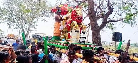 மானாமதுரையில் குலாலர் சமுதாய மக்களுக்கு பாத்தியப்பட்ட கோயில்கள் பயன்பாட்டிற்கு வடிவமைக்கப்பட்டுள்ள புதிய வெண்கலத்திலான குதிரை வாகனம் வெள்ளோட்டம் நடைபெற்றது.