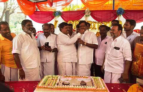 பிறந்தநாள் விழாவில் எஸ். ராஜகுமாா் எம்எல்ஏவுக்கு கேக் ஊட்டுகிறாா் திமுக மாவட்ட பொறுப்பாளா் நிவேதா எம். முருகன் எம்எல்ஏ.