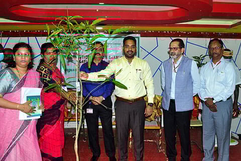 நடையனேரியில் புதன்கிழமை விவசாயிகளுக்கு இலவச மரக்கன்றுகளை வழங்கிய மாவட்ட ஆட்சியா் ஜெ. மேகநாத ரெட்டி.