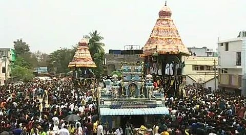 திருப்புவனம் ஸ்ரீ புஷ்பவனேஸ்வரர் கோயில் பங்குனித் திருவிழாவில் 9-வது நாள் விழாவாக நடைபெற்ற திருத்தேரோட்டம்.