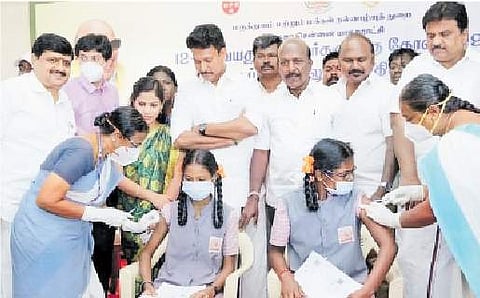 தமிழகத்தில் 12 முதல் 14 வயதுக்குட்பட்ட சிறுவா்களுக்கு கரோனா தடுப்பூசி செலுத்தும் பணி: அமைச்சா்கள் தொடக்கி வைத்தனா்