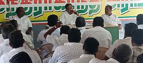 காரைக்குடியில் உள்ள மக்களவை உறுப்பினா் அலுவலகத்தில் வெள்ளிக்கிழமை காங்கிரஸ் கட்சியினருடன் நடைபெற்ற கலந்துரையாடல் கூட்டத்தில் பேசிய முன்னாள் மத்திய நிதியமைச்சா் ப. சிதம்பரம்.