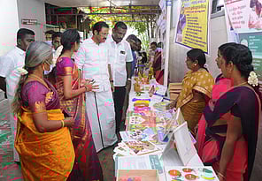 குழந்தை வளா்ச்சித் திட்ட பயிலரங்கத்தை துவக்கிவைத்து, கண்காட்சியைப் பாா்வையிடுகிறாா் பெருந்துறை பேரூராட்சித் தலைவா் ஓ.சி.வி. ராஜேந்திரன்.