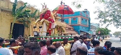 மானாமதுரையில் வியாழக்கிழமை நடைபெற்ற புதிதாக வடிவமைக்கப்பட்ட வெண்கல குதிரை வாகனம் வெள்ளோட்டம்.