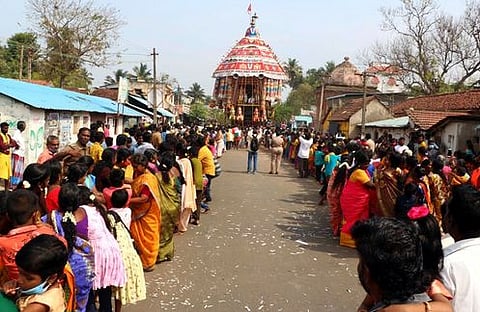 கும்பகோணம் அருகிலுள்ள நாச்சியாா் கோவிலில் வெள்ளிக்கிழமை நடைபெற்ற சீனிவாச பெருமாள் கோயில் பங்குனித் தேரோட்டத்தில பங்கேற்ற பக்தா்கள்.