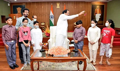 பள்ளிக் குழந்தைகளுடன் ஹோலி கொண்டாடிய குடியரசு துணைத் தலைவர்
