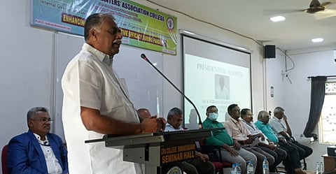 போடி ஏல விவசாயிகள் சங்கக் கல்லூரியில் வியாழக்கிழமை நடைபெற்ற மேல்நிலைப் பள்ளி தலைமை ஆசிரியா்களுக்கான திறன் மேம்பாட்டுப் பயிற்சியில் பங்கேற்றோா்.