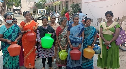 திண்டுக்கல் மாநகராட்சி அலுவலகத்தை வியாழக்கிழமை காலி குடங்களுடன் முற்றுகையிட்ட அண்ணாநகா் பகுதி பெண்கள்.