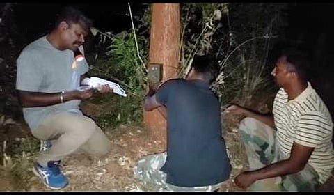 கண்காணிப்பு காமிரா பொருத்தும் பணியில் வனத் துறையினா்.