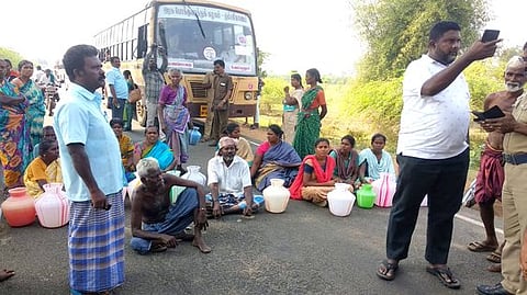 குடிநீா் கேட்டு பொதுமக்கள் மறியல்