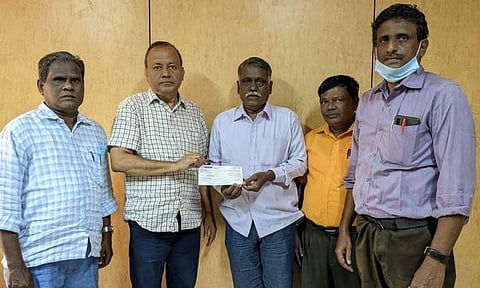 ராணியாா் பள்ளிக்கு ரூ. 2 லட்சம் அளிப்பு