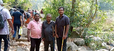 சதுரகிரி சுந்தரமகாலிங்கம் கோயிலுக்கு வியாழக்கிழமை சென்ற பக்தா்கள்.