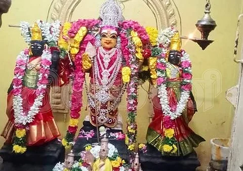 மானாமதுரை அருகே கால்பிரிவில் நடைபெற்ற பங்குனி உத்திர விழாவில் சர்வ அலங்காரத்தில் எழுந்தருளி அருள் பாலித்த மூலவர் வள்ளி தெய்வானை சமேத செல்வ முருகன்