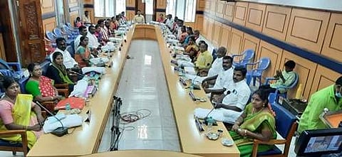 மன்னார்குடி நகர்மன்ற உறுப்பினர்களாக பதவியேற்றுக் கொண்ட 33 வார்டுகளின் உறுப்பினர்கள்.