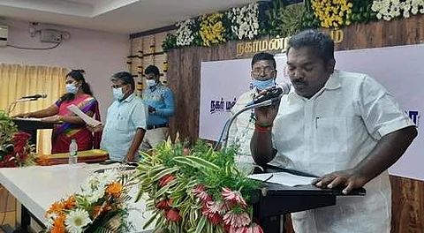 குமாரபாளையம் நகராட்சியில் போலீஸ் பாதுகாப்புடன் வந்து பதவி ஏற்ற சுயேச்சை கவுன்சிலர்கள்!