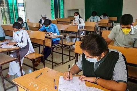 இலங்கையில் காகிதத் தட்டுப்பாடு: பருவத் தேர்வுகள் ஒத்திவைப்பு