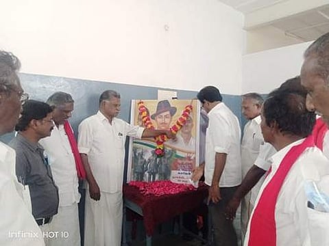 தருமபுரியில் பகத்சிங் படத்துக்கு மாலை அணிவித்து மரியாதை செலுத்தும் இந்திய கம்யூனிஸ்ட் கட்சி மாநிலச் செயலாளர் இரா.முத்தரசன் உள்ளிட்டோர்.