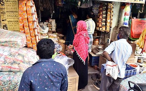 ஹிஜாபைத் தொடர்ந்து அடுத்த சர்ச்சை: முஸ்லிம்கள் கடைகள் வைக்கத் தடை விதித்து போஸ்டர்