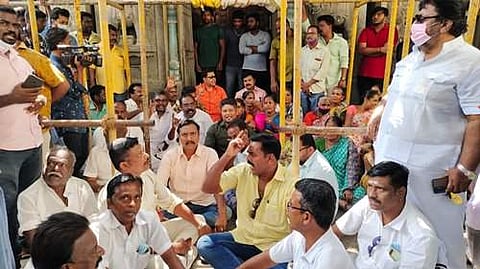 காரைக்கால் விநாயகர் கோயில் முன் தர்னா போராட்டம்: எம்.எல்.ஏ.க்கள் உள்ளிட்ட 100 பேர் கைது