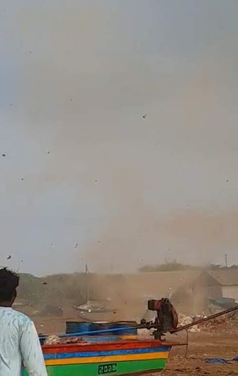 கோடியக்கரை கடற்கரையில் திடீர் காற்றுச் சுழற்சி: மேலே பறந்த மீன்பிடி வலைகள்