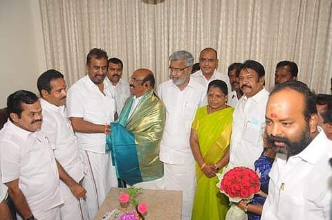 திருச்சியில் தங்கியிருந்த முன்னாள் அமைச்சர் ஜெயக்குமார் சென்னை புறப்பட்டார்