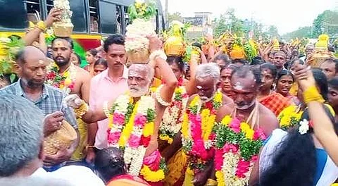 மானாமதுரை தயாபுரம் ஸ்ரீ முத்துமாரியம்மன் கோயில் பங்குனித் திருவிழாவில் திரளான பக்தர்கள் தீச்சட்டி, பால்குடம் சுமந்து வந்து நேர்த்தியை செலுத்தினர்.