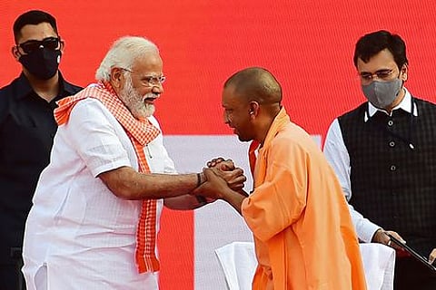 உத்தர பிரதேச மாநிலம், லக்னெளவில் வெள்ளிக்கிழமை நடைபெற்ற விழாவில் முதல்வராகப் பதவியேற்ற யோகி ஆதித்யநாத்துக்கு வாழ்த்து தெரிவித்த பிரதமா் நரேந்திர மோடி.