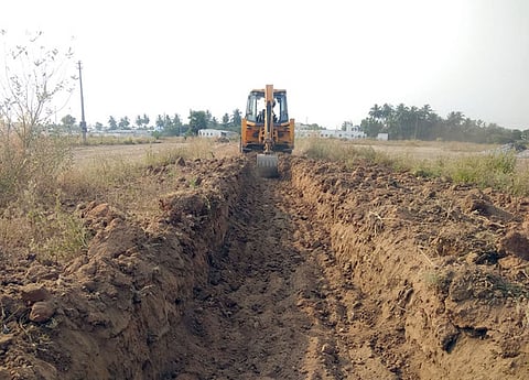 கோட்டைமேட்டில் நீா்வழித்தட ஆக்கிரமிப்புகள் அகற்றம்