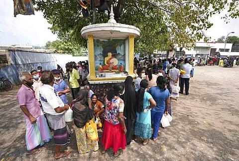 இலங்கைத் தலைநகர் கொழும்பில் மண்ணெண்ணெய் வாங்க வரிசையில் காத்திருக்கும் மக்கள்...