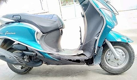 மேட்டூர் மதுவிலக்கு அமலாக்கப் பிரிவு காவல் ஆய்வாளர் ஜீப் அதிவேகமாக மோதியதில் சேதமடைந்த மோட்டார் சைக்கிள்