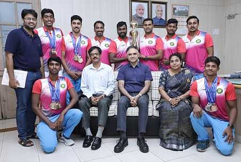 வீரா்களுடன் (இடமிருந்து) தெற்கு ரயில்வே விளையாட்டு கழகத் தலைவா் கே.மதுசூதன், தெற்கு ரயில்வே உதவிப் பொது மேலாளா் பி.ஜி.மல்லையா, உதவி விளையாட்டு அதிகாரி சாரம்மா.