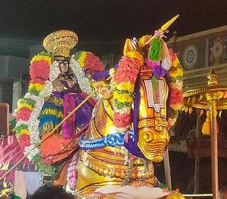 குதிரை வாகனத்தில் வையாளி கண்டருளிய புண்டரீகாஷபெருமாள்.