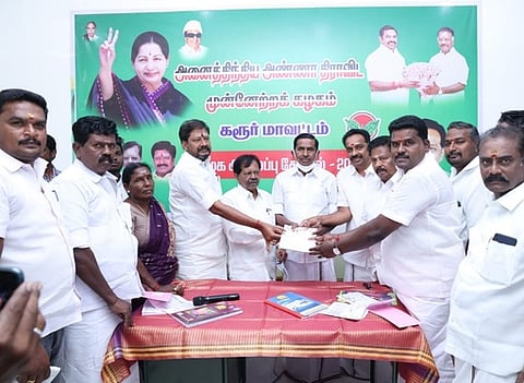 கரூா் மாவட்ட அதிமுக செயலா் எம்.ஆா். விஜயபாஸ்கா், அமைப்புச் செயலா் ம. சின்னச்சாமி ஆகியோரிடம் விண்ணப்பம் வழங்குகிறாா் மாவட்ட இளைஞரணிச் செயலா் தானேஷ்.