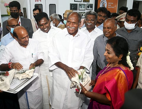 ஹைதராபாதிலிருந்து புதுச்சேரி லாஸ்பேட்டை விமான நிலையத்துக்கு ஞாயிற்றுக்கிழமை வந்த விமானத்துக்கு தண்ணீரைப் பீய்ச்சி அடித்து அளிக்கப்பட்ட வரவேற்பு.