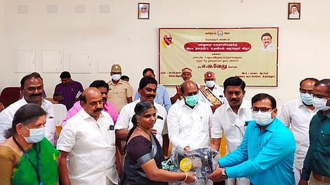 நிகழ்ச்சியில் பயனாளிக்கு அரசின் நலத்திட்ட உதவியை வழங்கிய அமைச்சா் எ.வ.வேலு. உடன் ஆட்சியா் அமா் குஷ்வாஹா உள்ளிட்டோா்.