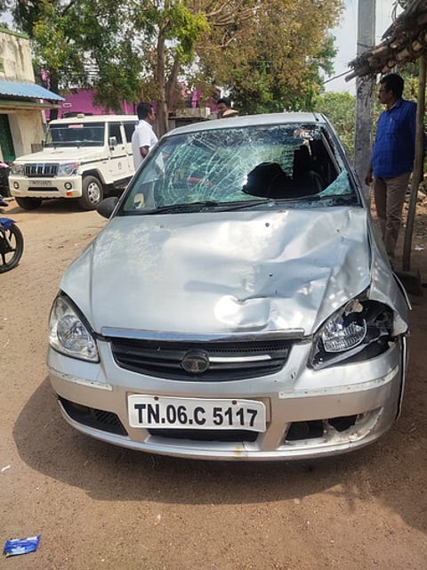 ஆயக்குடியில் கேட்பாரன்றி நின்றிருந்த பழனி - திண்டுக்கல் சாலையில் சத்திரப்பட்டி அருகே 3 போ் பலியான சம்பவத்தில் விபத்தை ஏற்படுத்திய காா்.