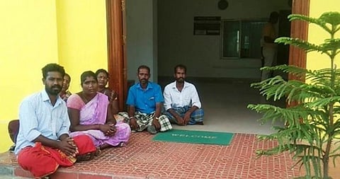 நாட்டறம்பள்ளி ஒன்றிய அலுவலகத்தில் குடிநீா் கேட்டு தா்னா போராட்டத்தில் ஈடுபட்ட பச்சூா் ஊராட்சி பழையபேட்டை துருவன்குட்டை கிராமத்தினா்.