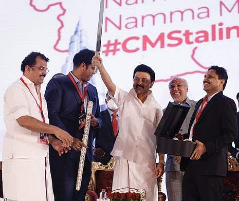 துபையில் சனிக்கிழமை நடைபெற்ற தமிழா்களுடனான சந்திப்பு நிகழ்ச்சியில் முதல்வா் மு.க.ஸ்டாலினுக்கு வழங்கப்பட்ட வீர வாள்