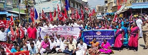 அம்பாசமுத்திரத்தில் சாலைமறியலில் ஈடுபட்டவர்கள்.