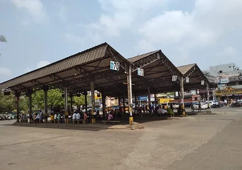 வெறிச்சோடி காணப்படும் சென்னை அம்பத்தூர் பேருந்து நிலையம்.