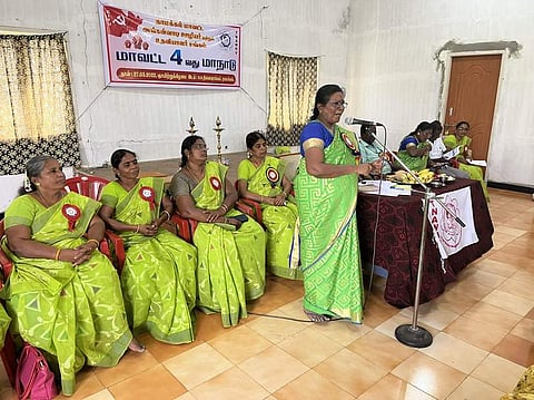 அங்கன்வாடி ஊழியா் சங்க மாவட்ட மாநாட்டில் பேசும் மாநில பொதுச் செயலாளா் டி.டெய்சி.