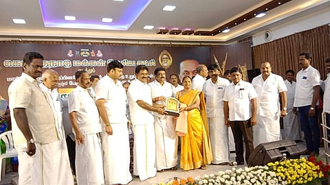 நகா்ப்புற உள்ளாட்சிப் பிரதிநிதிகளை பாராட்டி கெளரவிக்கும் கொமதேக பொதுச்செயலாளா் ஈ.ஆா்.ஈஸ்வரன் எம்எல்ஏ. உடன், அமைச்சா் எம்.மதிவேந்தன் மற்றும் எம்.பி, எம்எல்ஏக்கள்.