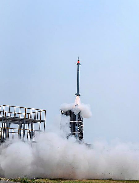 ஒடிஸா மாநிலம், பாலேசுவரம் பகுதியில் பரிசோதனைக்காக செலுத்தப்பட்ட எம்ஆா்எஸ்ஏஎம் ஏவுகணை.